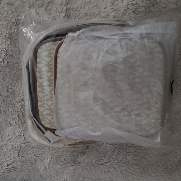 Michael Kors Jet Set Travel Bag - Picture 6 of 7